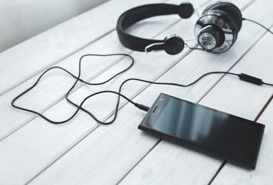 25年前的今天：总决赛G4奥尼尔6犯离场 科比带伤加时8分助队3-1