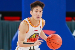 开云娱乐中心-难阻失利！姜伟泽三分8中4&amp;罚球2中2 得到18分2板4助